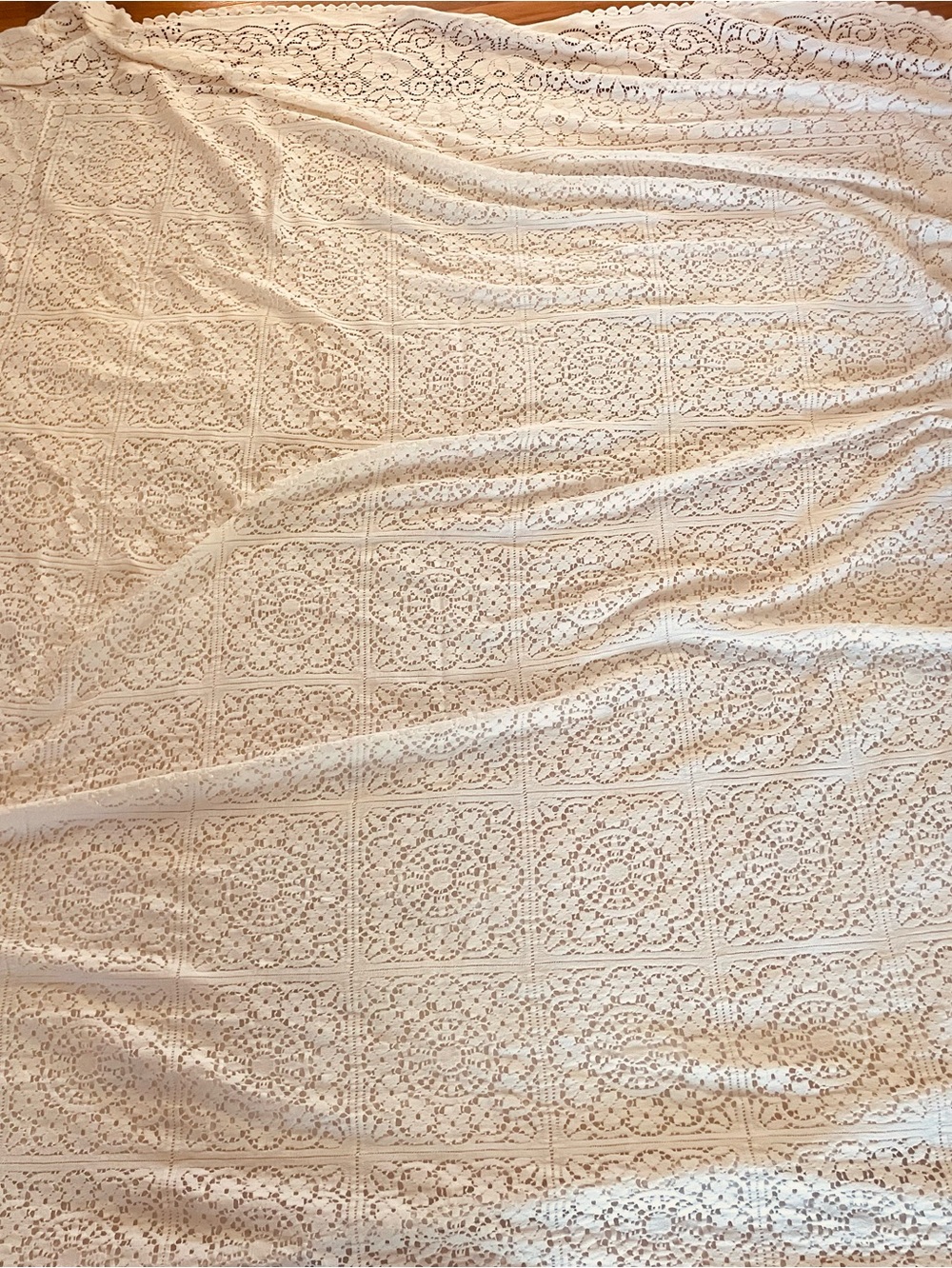 Vintage Quaker lace 90x88 bedspread tablecloth delicate Shabby chic Cottage Core